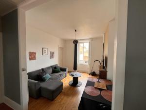 - un salon avec un canapé et une table dans l'établissement Appartement de 2 chambres avec wifi a Limoges, à Limoges