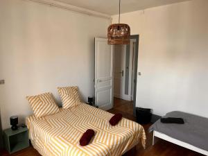 - une chambre dotée d'un lit avec des chaussures rouges dans l'établissement Appartement de 2 chambres avec wifi a Limoges, à Limoges