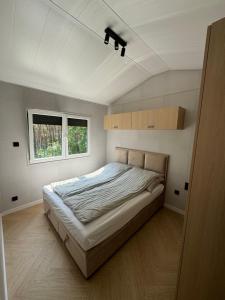 sypialnia z dużym łóżkiem w pokoju w obiekcie Apartamenty i Domki WyDmy Międzywodzie w mieście Międzywodzie