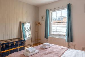 Postel nebo postele na pokoji v ubytování McEnroe Cottage - Heart of Town - Beach