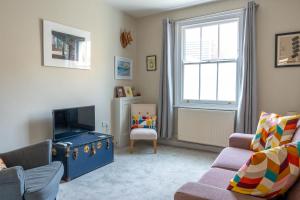 Posezení v ubytování McEnroe Cottage - Heart of Town - Beach