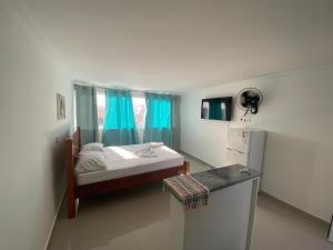 una camera da letto con un letto e una finestra con tende blu di My Flat 0 a Praia
