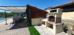 Bazén v ubytování Le gîte du besson Cassagne nebo v jeho okolí