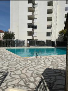une piscine devant un immeuble dans l'établissement Studio vue mer-port Arcachon, à Arcachon