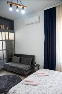 ein Wohnzimmer mit 2 Betten und einem Sofa in der Unterkunft Nano Apartment in Prizren