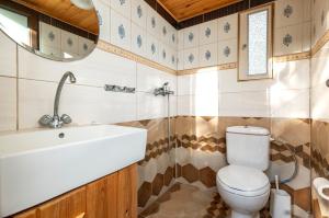 A bathroom at Villa Rafaela