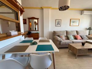 un soggiorno con tavolo e divano di Apartamento Vistamar-Relax a Guardamar del Segura