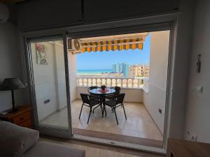 Camera dotata di balcone con tavolo e sedie. di Apartamento Vistamar-Relax a Guardamar del Segura