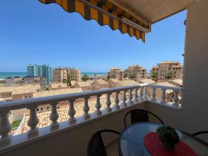 balcone con tavolo e vista sulla città di Apartamento Vistamar-Relax a Guardamar del Segura
