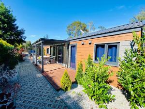 una piccola casa con un sentiero che conduce ad essa di Bungalow in Dziwnów near Baltic Sea Promenade a Dziwnów