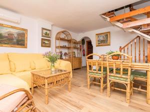 een woonkamer met een bank en een tafel bij Traditional holiday home with terrace in Chipiona
