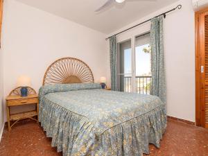 1 dormitorio con cama y ventana en Traditional holiday home with terrace, en Chipiona