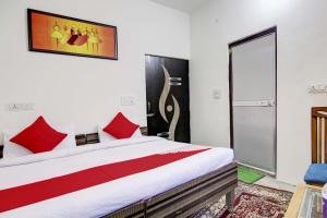 Een bed of bedden in een kamer bij Super OYO Flagship Blossom Inn Burari
