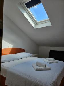 Postel nebo postele na pokoji v ubytování Apartments Andrijanić