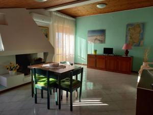 une salle à manger avec une table et quelques chaises dans l'établissement Casa Giuly, à Quartu SantʼElena 9 autres photos
