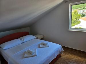 Postel nebo postele na pokoji v ubytování Apartments Andrijanić