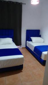 - 2 lits dans un dortoir bleu et blanc dans l'établissement Bab Sebta Fnideq, à Fnideq