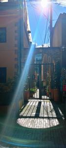 une lumière du soleil brillant sur un bâtiment avec une chaise longue dans l'établissement Usaquen Station Hostel, à Bogotá