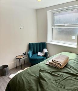 リバプールにあるWilliamson Suites - Apartment 1のベッドと椅子と窓のある寝室