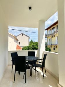 ein Esszimmer mit Tisch und Stühlen auf einem Balkon in der Unterkunft Jurkas in Trogir