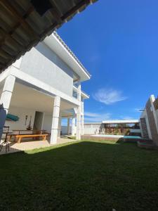 a view of the backyard of a house at Recanto Casa de Itaúna in Saquarema