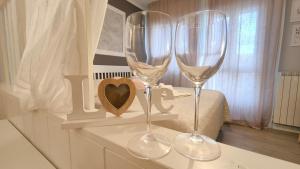 zwei leere Weingläser auf dem Tisch in der Unterkunft Il Tetto dei Sogni in Pistoia