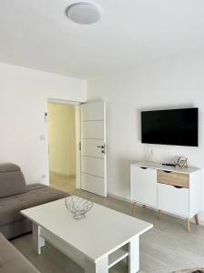 ein Wohnzimmer mit Sofa und Fernseher in der Unterkunft Jurkas in Trogir