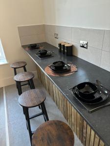 een keuken met een aanrecht met krukken en een fornuis bij Williamson Suites - Apartment 1 in Liverpool +6 foto's