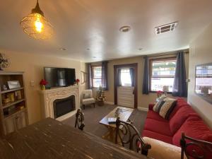 - un salon avec un canapé rouge et une cheminée dans l'établissement Historic Washington St Balcony, à Sonora
