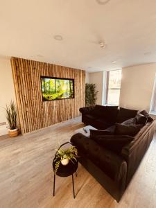 リバプールにあるWilliamson Suites - Apartment 1のソファとテーブルのあるリビングルーム