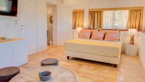 a bedroom with a bed and a table at Sui Colli di Strugas in Budoni