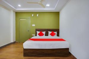 Un ou plusieurs lits dans un hébergement de l'établissement OYO Home Hotel R Square Nacharam