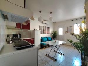 Η κουζίνα ή μικρή κουζίνα στο Appartement indépendant - Toulon - Les Routes +26 φωτογραφίες