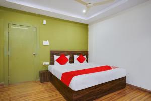Un ou plusieurs lits dans un hébergement de l'établissement OYO Home Hotel R Square Nacharam