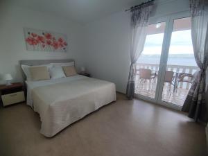 Postel nebo postele na pokoji v ubytování Apartments Ivančić