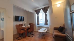 Μια τηλεόραση ή/και κέντρο ψυχαγωγίας στο Apartmani DaNiMa