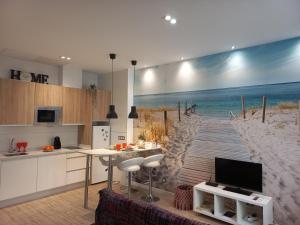 una cucina con sentiero in legno per la spiaggia di SUITE JINETES a Málaga