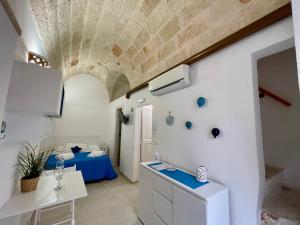 une chambre avec un lit dans une pièce avec un plafond dans l'établissement Casa Maya, Vista Mare e Relax, à Polignano a Mare 17 autres photos