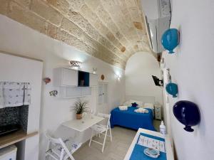 - une chambre avec un lit et une table dans l'établissement Casa Maya, Vista Mare e Relax, à Polignano a Mare