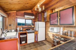 uma cozinha com electrodomésticos brancos e paredes de madeira em Juniper Lane Guest House em Friday Harbor