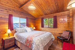 um quarto com uma cama num chalé de madeira em Juniper Lane Guest House em Friday Harbor