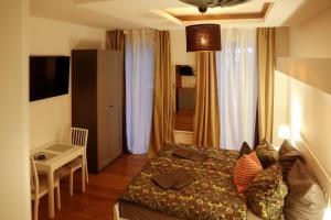 Postel nebo postele na pokoji v ubytování Boutique Hotel Pension Luisengrün Küche 1Gbs WLAN Netflix Disney MagentaTV