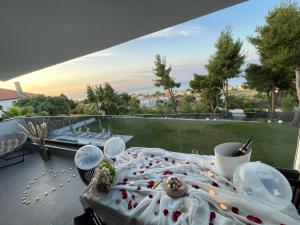 - une table sur un balcon avec vue dans l'établissement Pine Resort, à Polychrono