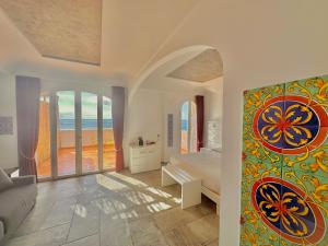 Schlafzimmer mit einem Bett und Meerblick in der Unterkunft Villa Bossa in Amalfi
