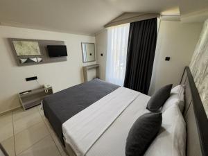 TV a/nebo společenská místnost v ubytování Sardunya Hotel