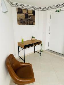 a room with a desk and a chair and a table at Casa rural Safurdão in Safurdão