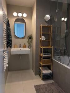 Ένα μπάνιο στο Luxury Apartment in SkyPark Residence, 26th floor - Castle view, Parking free