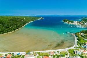 an aerial view of a beach and the ocean at Apartments Zeljko in Kampor