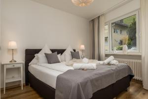 Katil atau katil-katil dalam bilik di Elbling Appartement for 2 People - Billiards - Balcony with Mosel View - Parking - Wine Barrel Bar - Fully Equipped Kitchen - Netflix - WaipuTV - 3 km from Cochem