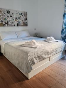 een slaapkamer met een bed met twee handdoeken erop bij SAN PAOLO ROMA HOLIDAY HOME in Rome
